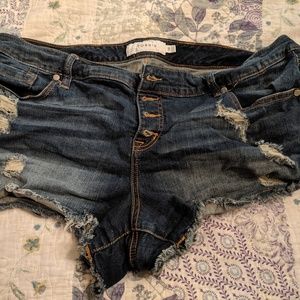 SKINNY SHORT SHORT - DISTRESSED DARK WASH